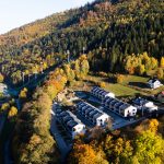 Workation jesienią – połączenie pracy i odpoczynku w Polsce. Dlaczego coraz więcej osób wybiera ten styl?