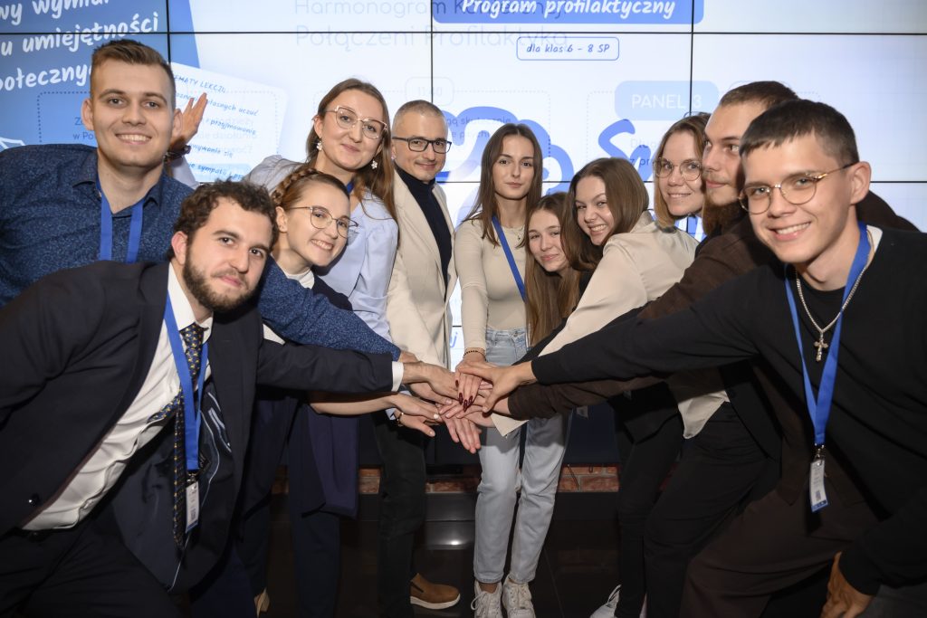 Smartfon w dłoni i… pogłębiające się kryzysy. Co dorośli przestali zauważać u dzieci?